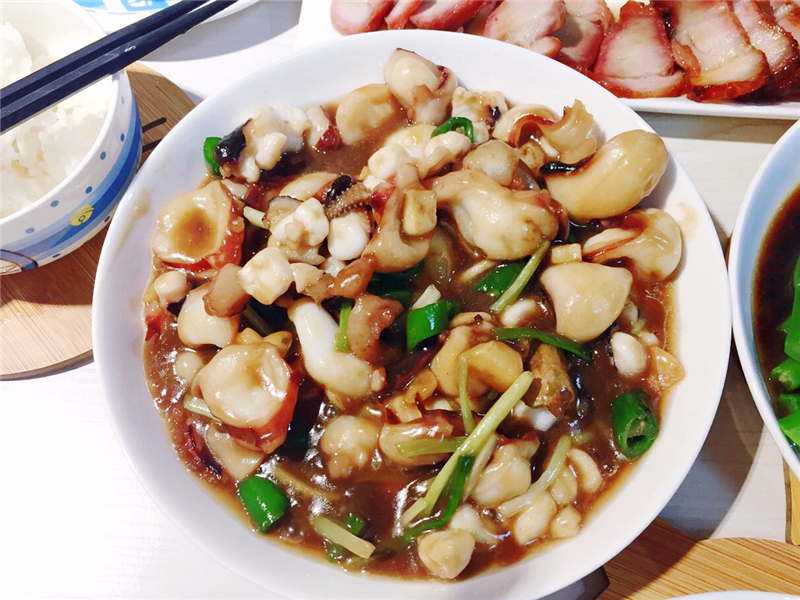 招待|放假老公陪我回娘家,老妈特意下厨招待女婿,饭后他想多住几天!