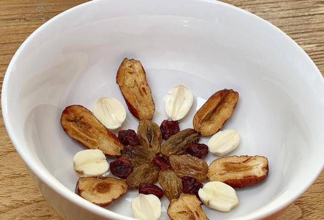 葡萄干|糯米别再包粽子了，试试做糯米凉糕，软糯香甜，我家一周吃三次