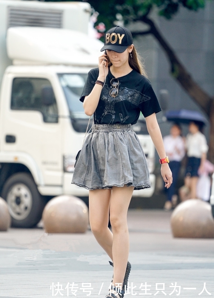 大街|路人街拍,小姐姐穿包臀裙女人味十足,成为大街上的一道风景线