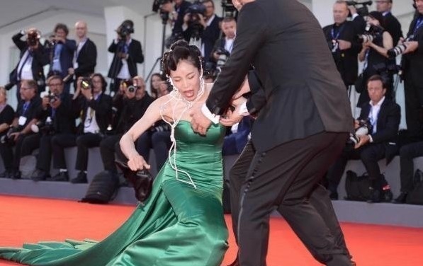 恨天高|柳岩红毯上摔倒需两人搀扶才站起来,“虎背熊腰”疑似发福严重