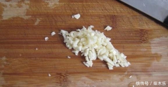 大蒜和小米|红薯好吃,红薯叶更香,大厨教你红薯叶好吃的做法,炒一盘不够吃