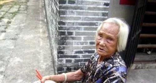 天天|孤寡老人天天吃咸菜，生病也不看医生，死后被人发现近百万财富