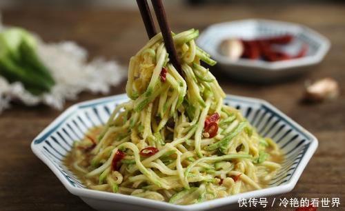  难怪|凉拌西葫，很多人第一步就做错了，难怪不好吃，大厨：这样做才对