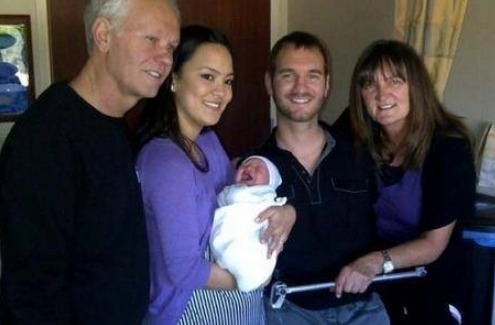 出生|国外男子一出生就吓吐了父亲,现在却能影响整个社会