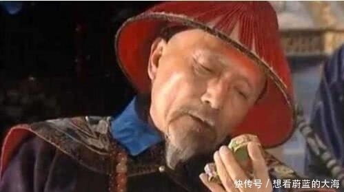  做官|此人66岁做官到96岁, 在世时乾隆敬他如长辈, 死后乾隆立马鞭他尸