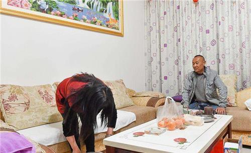 摩托车|汶川地震后,他用摩托车背着“亡妻”回家,6个月后却被世人谩骂