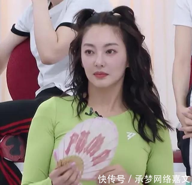 节目里|《乘风破浪》金晨外套,王霏霏虎纹,郁可唯睡衣,你更想要哪个?