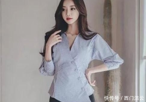  时尚|穿着紧身打底裤，大秀丽两腿，呈现自身的魔鬼身材