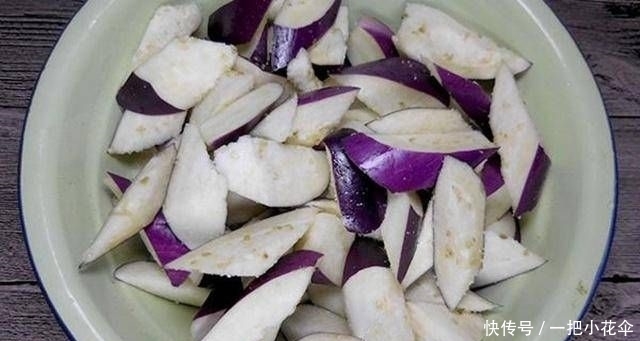 利器|如果炒茄子吸油怎么办?学会一招,无油利器!