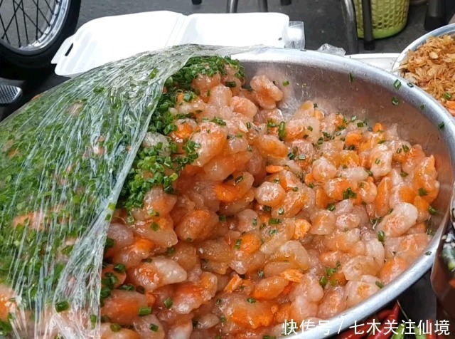 剩空盆|大婶摆个铁盆卖“它”,一斤150,路人看见就买,来晚就只剩空盆