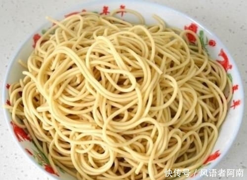  吃起来|天热做凉面，面条千万别过凉水！学会这一招，凉面立马变得更好吃