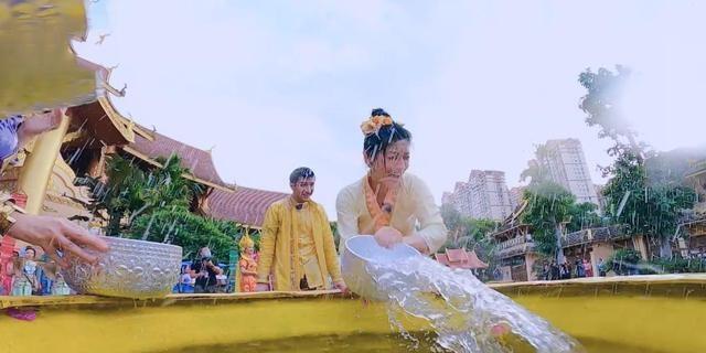 蔡少芬|蔡少芬张歆艺玩泼水游戏,看到他们的脸上溅满了水