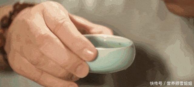  年纪|62岁老人，突发脑出血，全身瘫痪，医生痛斥一把年纪，不知节制