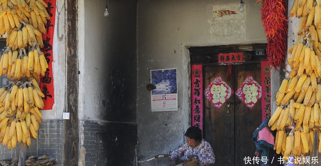 山里|秦岭山里63岁老人河里洗衣服、路边打豆子,老伴为啥不干活