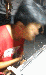 捐赠|搞笑GIF:哥们,很有钱嘛!捐赠我点吧!别玩了!