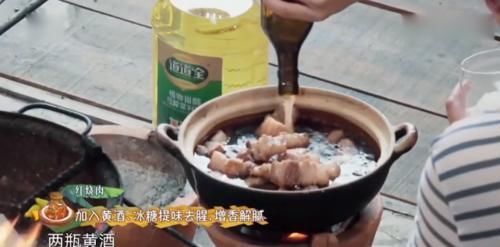  出卖|《向往4》继黄磊做饭曝造假后，再被这堵墙给出卖节目组全打码