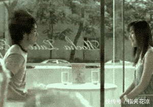 汉堡|搞笑GIF:精致女孩是这样吃汉堡的?