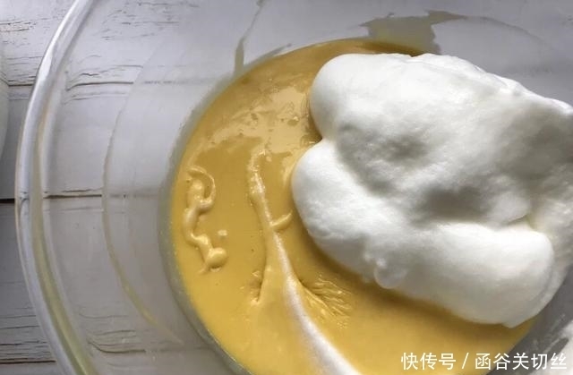 轻松|怎么抖都不回缩的古早蛋糕,奶香十足,烘焙新手也能轻松搞定
