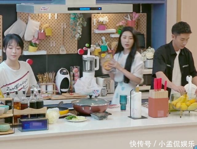 贴身|心动的信号薛逸星“贴身”教郑琴心弹吉他却不心动,原因很真实