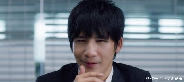  西装革履|有生之年系列——大张伟西装革履，端坐办公桌前！