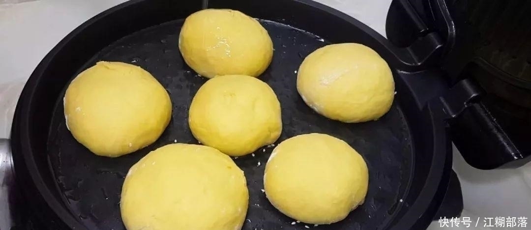 南瓜|南瓜又出新吃法,不用油炸,比面包馒头做法简单,比南瓜饼还好吃