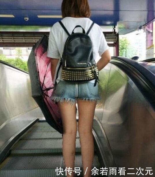 浑然不知|妹子,你自己太粗心了吧,短裤穿反了还浑然不知,尴尬啊