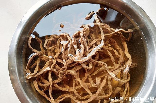  我家|这菜我家每年晒10斤，缠在猪肉上小火炖一锅，菜鲜汁浓，家人爱吃