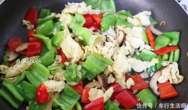 搭配一些|青椒炒鸡蛋,加它一起炒,营养翻倍,味道更鲜美,调料都省了!