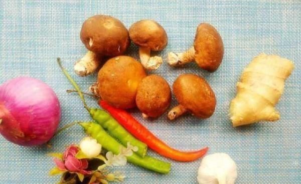 香菇|青椒炒香菇,一菜一故事,一道让人怀念的菜