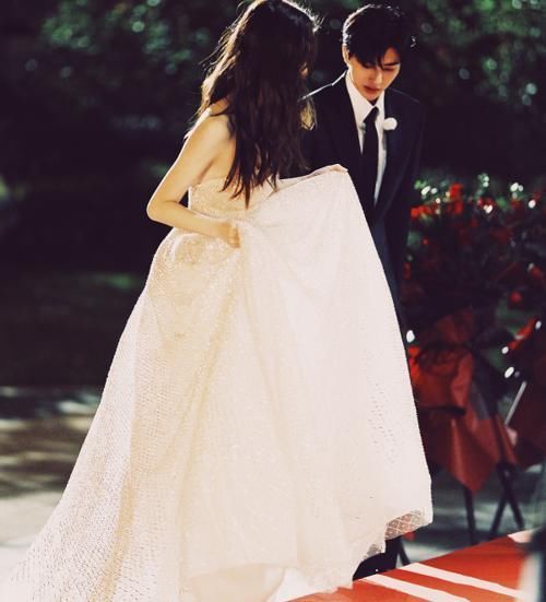 不好|奔跑吧只看蔡徐坤帮Baby拉裙摆,谁注意她的鞋子团宠不好当