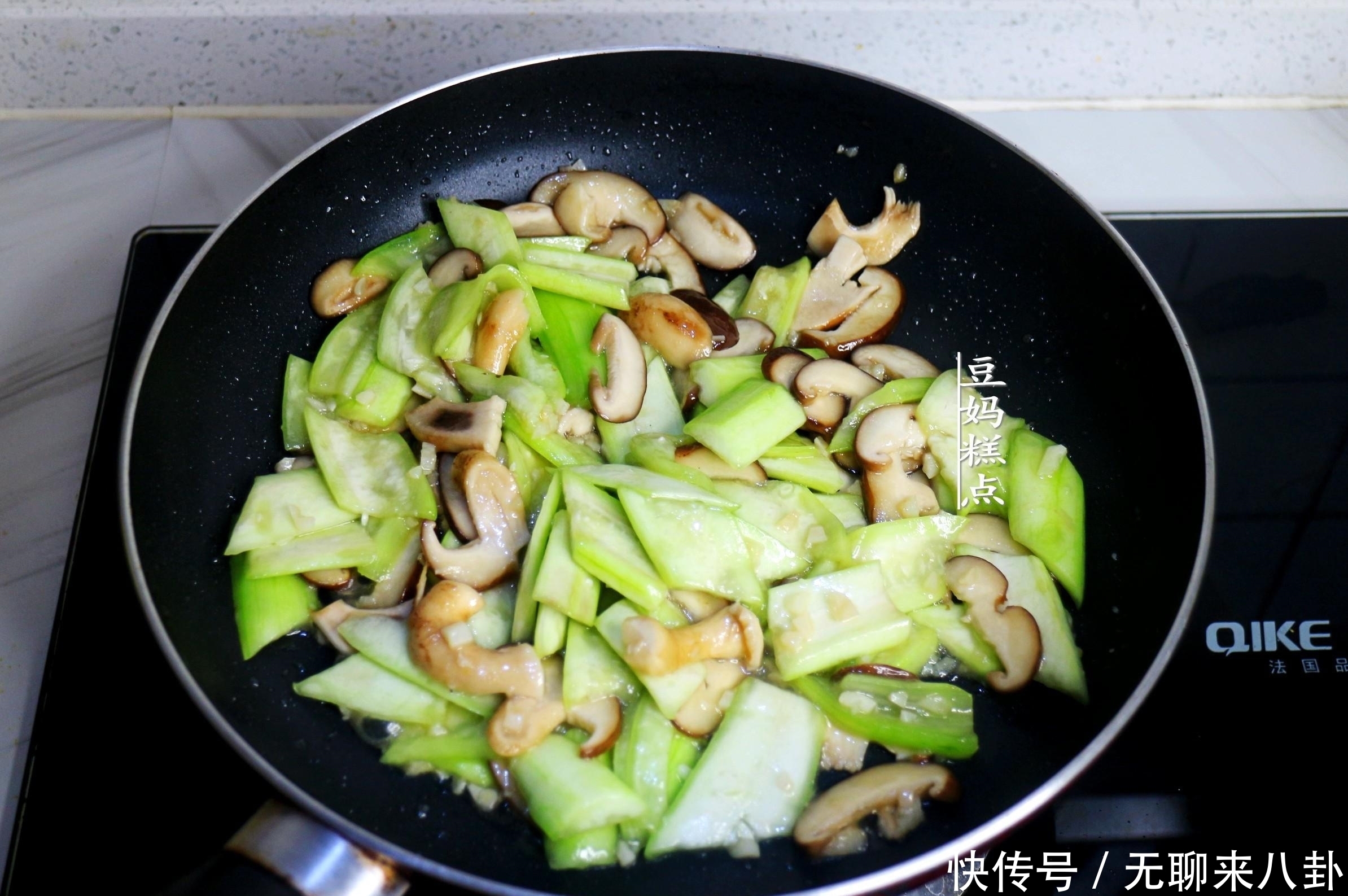 丝瓜炒香菇|怕长胖,这2样蔬菜一起炒,低热量高营养,汤鲜味美