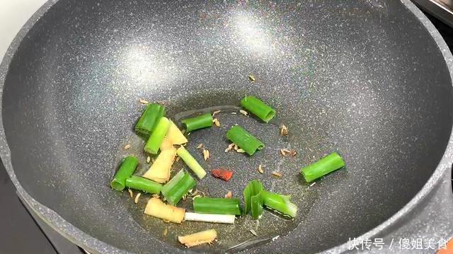 夏天|夏天来了,面条就得这样吃,简单一拌,比凉面还好吃,太香了