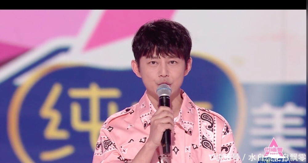 独自|姜贞羽秒登热搜第一!台下独自一个人观看成员跳舞,背影落寞引人心疼