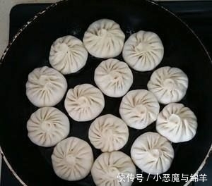  简单|两分钟学会生煎包的做法，简单易学，皮软底脆，咸香多汁
