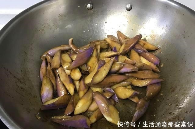 将茄子|炒茄子直接放油大厨第一步就错了，不油不黑这样做
