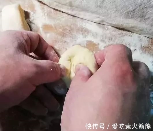 面团|红薯独特做法,不用炸,不用烤,学会给孩子做,不用买小零食了!