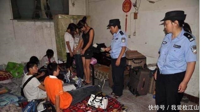地上|女子买菜捡到10元钱, 捡起来一瞧, 吓得直接扔在地上!