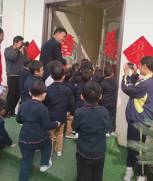 助力|“最强大伴郎团”火了，幼儿园老师结婚，全体男宝宝助力新郎接亲