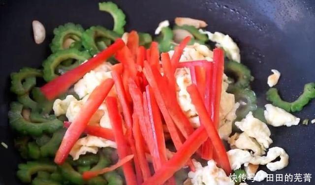 翠绿|炒苦瓜时,掌握3个技巧,保证苦瓜颜色翠绿,清淡美味,还不苦