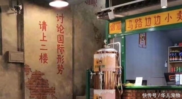 长鸣|918警报长鸣，大妈们仍大放音乐跳广场舞，一小伙这样做