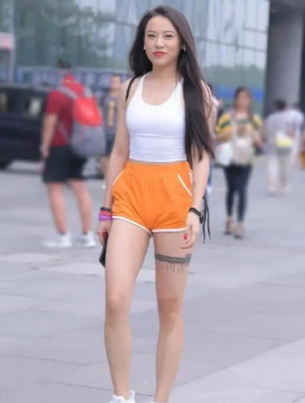  短装|街拍：面带微笑的美女，柔美的长发，气质大方的短装搭配简洁唯美