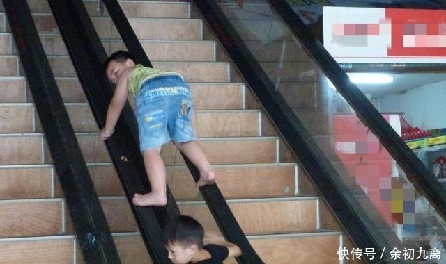 孩子|地铁上，2岁男孩躺在地上一动不动，乘客看清宝宝的手后立刻报警