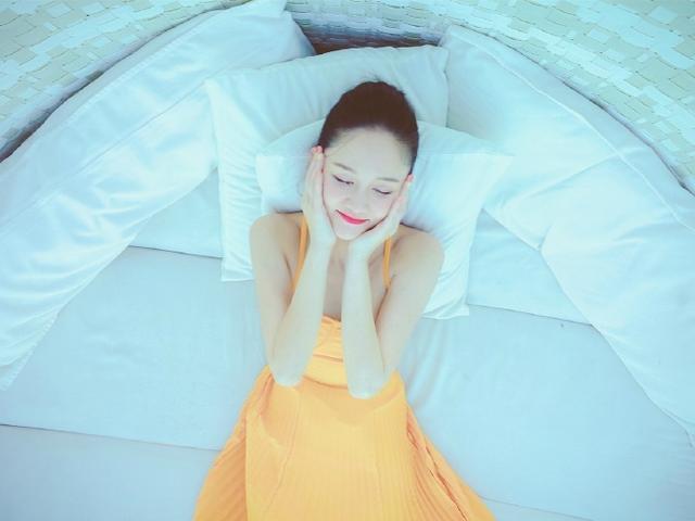  时尚|陈乔恩的一组休闲大片，夏日小清新时尚的典范