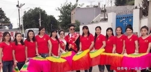 儿子|夫妻一心求子,连生11个女儿后终如愿,如今带着儿子“啃女”生活