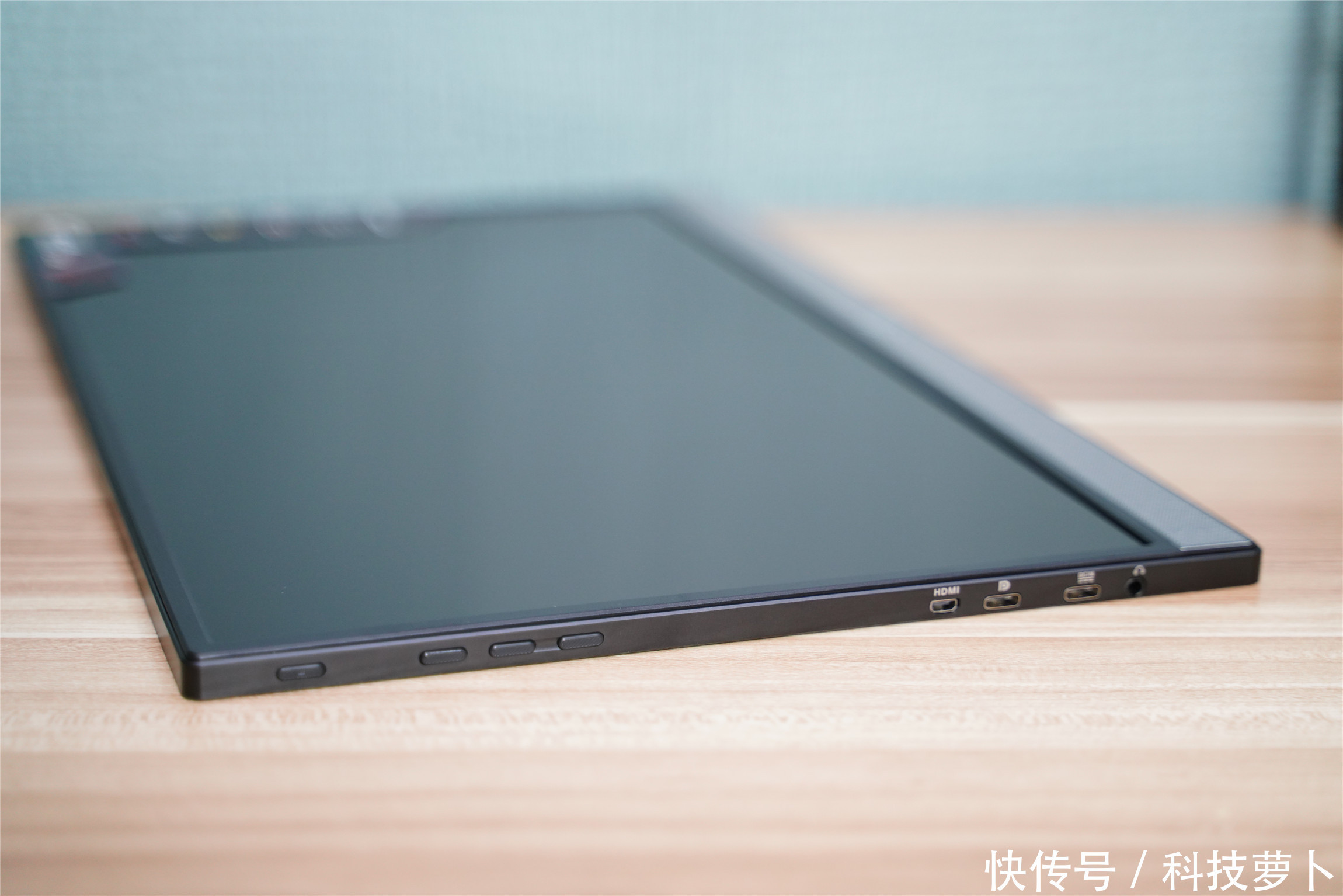  全球|全球首款240Hz+3ms电竞便携显示器，ROG XG17AHP评测