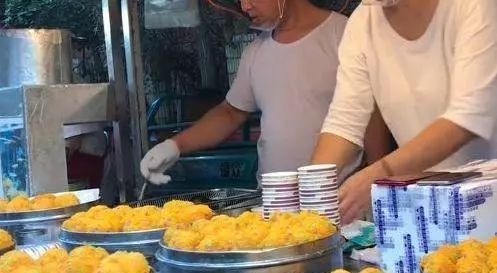 小吃|下岗夫妻街边卖“独特小吃”，路人围观却不买，尝过后瞬间被抢光