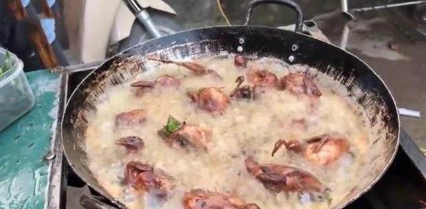 推车|大姐推车卖“罕见”小吃,12元一个,日卖上千个,邻摊傻子才吃