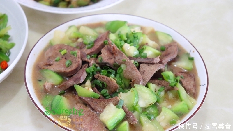 孩子|放暑假了,孩子送回老家,婆婆只做了三道家常菜,儿子却很喜欢吃