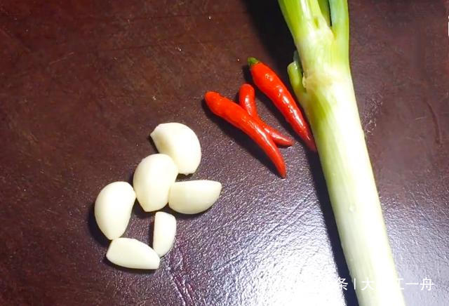 清炒豆角|炒豆角时,先放油就错了!大厨教你这样做,豆角翠绿鲜香更入味