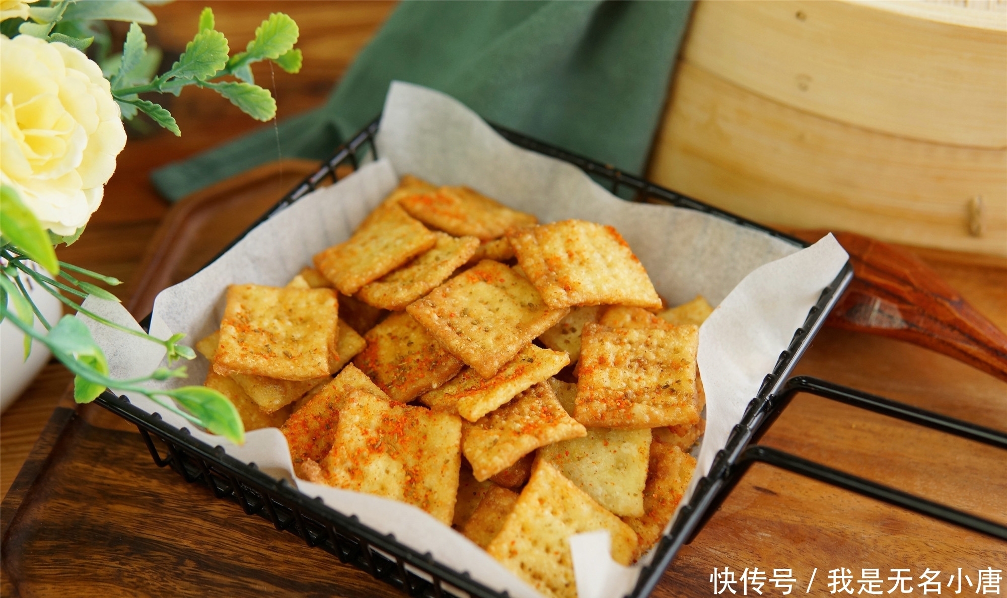 停不下来|小米别熬粥了,加个鸡蛋,配点面粉,咬一口嘎嘣脆,吃的停不下来